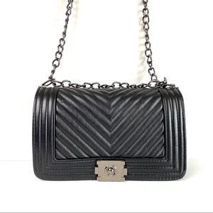 Black crossbody 👜 with chain shoulder strap